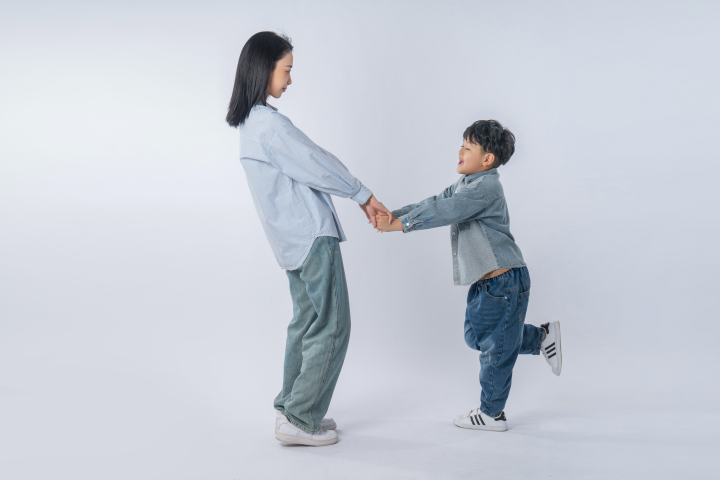 欢快的妈妈和儿子高清图版权图片下载