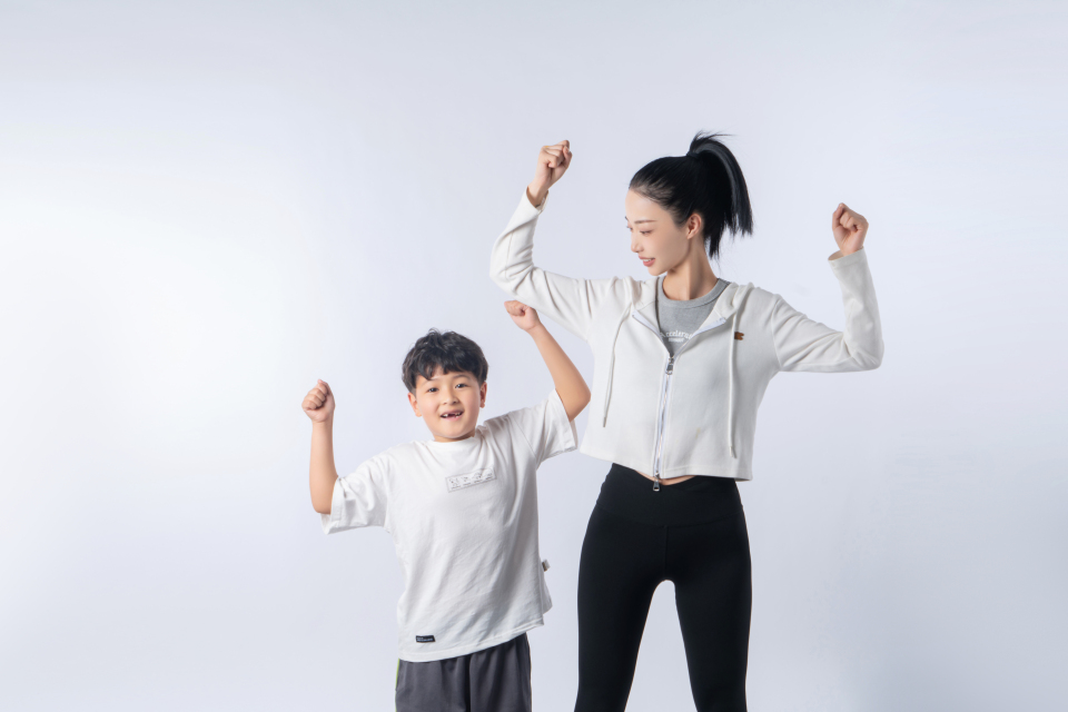 体育老师带孩子上课图