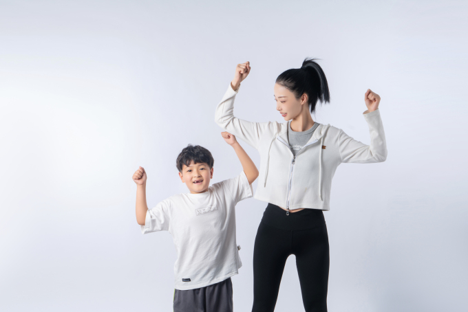 体育老师带孩子上课图