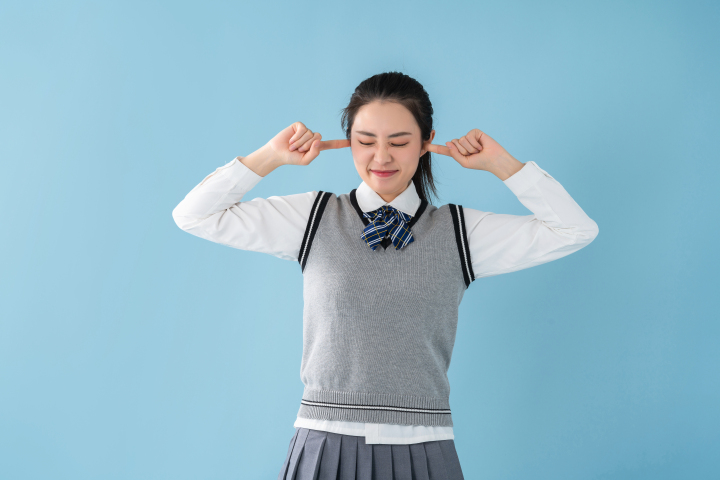 开动脑子的女生高清图版权图片下载