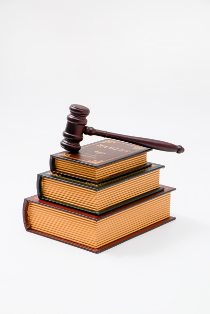 三本书上的长柄木槌高清图