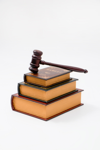 三本书上的长柄木槌高清图