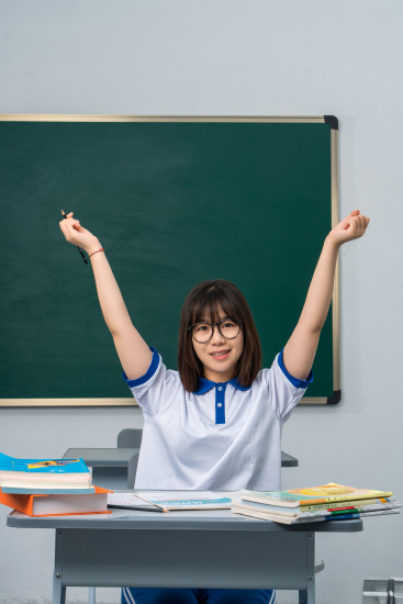 冲着镜头摆动作的女同学高清图