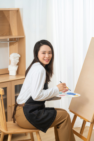 漂亮的画画的女孩图