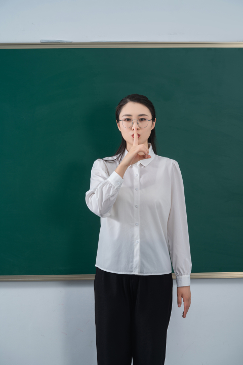 智慧启迪女教师上课实拍图版权图片下载