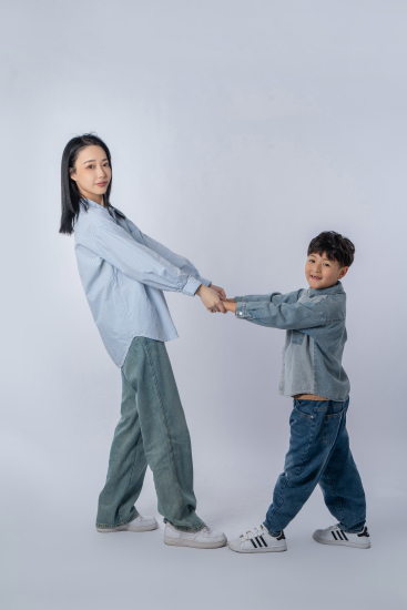 看向镜头的母子两个高清图