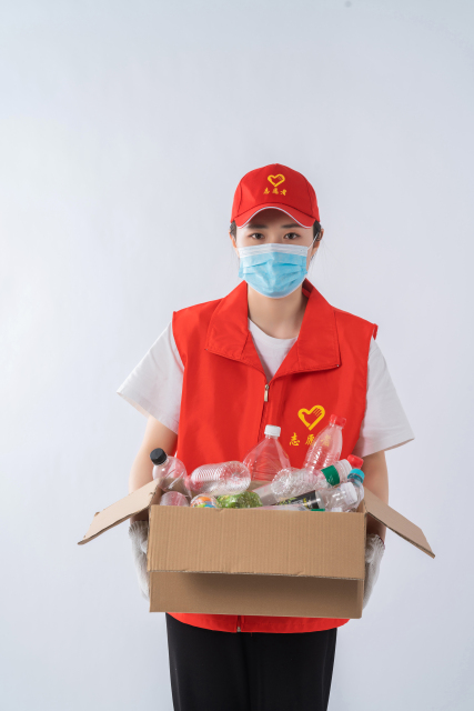 整理垃圾的志愿者实拍图