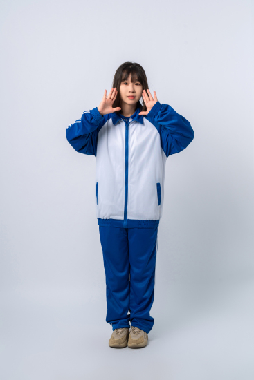 两只手抬起来立正站立的高中生高清图