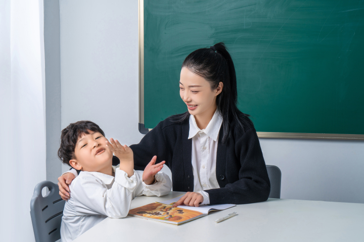 机灵可爱的小男生和老师实拍图版权图片下载