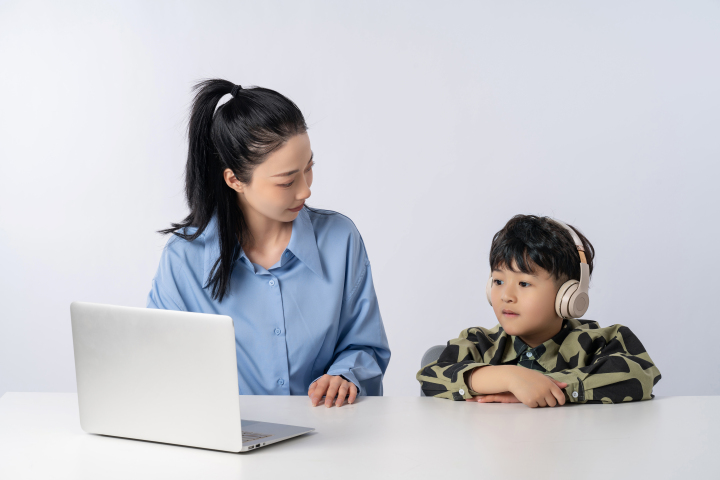 和孩子一块学习的妈妈实拍图版权图片下载