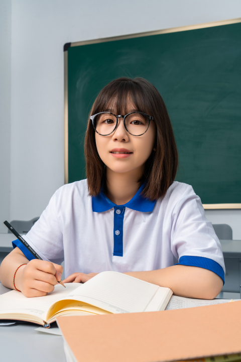 大方面对镜头的女生高清图版权图片下载