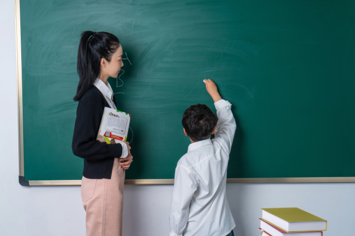 在黑板上答题的学生高清图版权图片下载