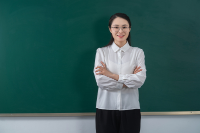  教书育人女教师上课实拍图