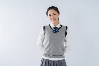 站好微笑面对镜头的女老师高清图