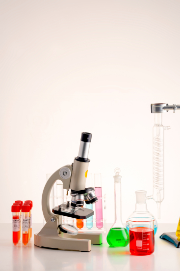 化学课正在做实验的显微镜实拍图