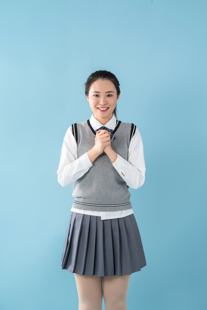 双手合十祈祷的女老师高清图