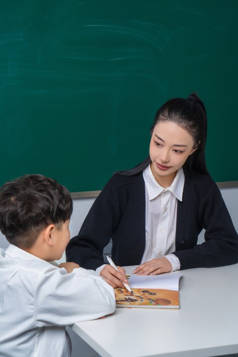 认真进行课后辅导的老师高清图版权图片下载