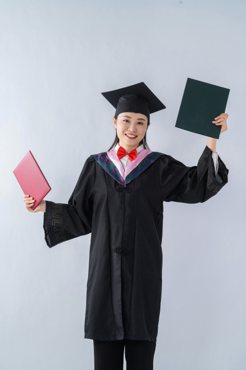 女大学生毕业证和学位证实拍图版权图片下载