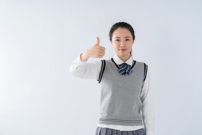 穿灰色马甲的女生高清图