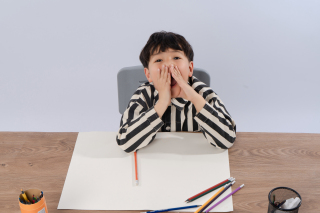 活泼可爱的绘画小男孩高清图