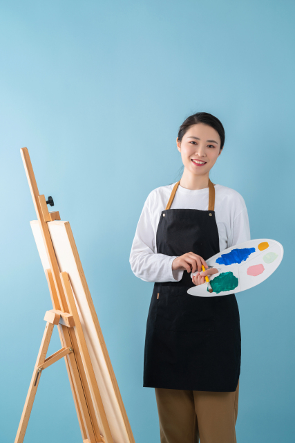 美术中心画画的女同学