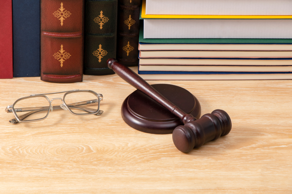 法官的眼镜和木锤高清图