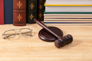 法官的眼镜和木锤高清图