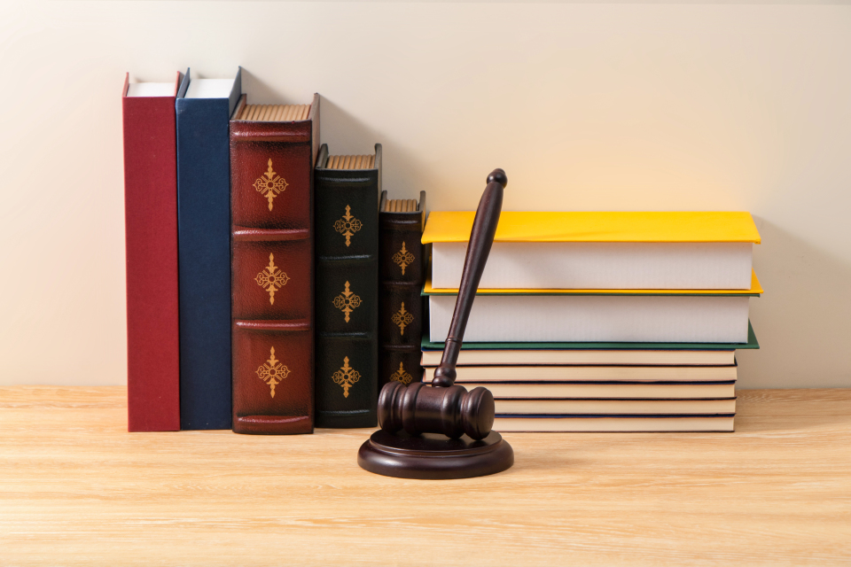 书本面前法官的木锤高清图