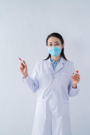 拿注射器的戴口罩医护人员高清图