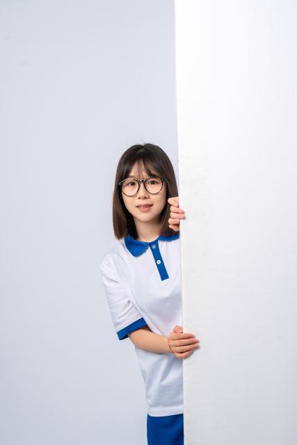 做游戏的女学生高清图