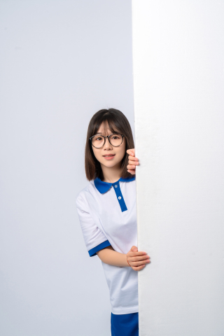 做游戏的女学生高清图