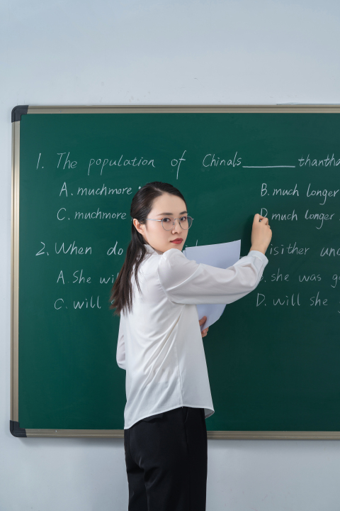 认真讲课的女教师实拍图版权图片下载