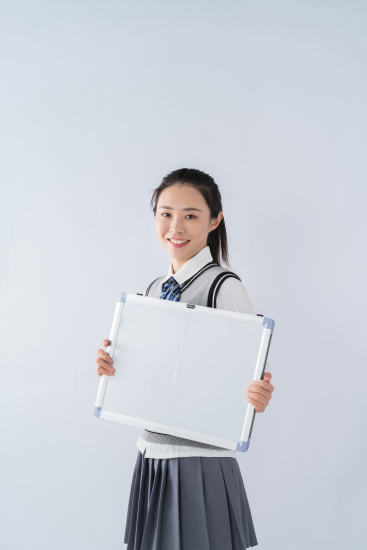 侧着面向镜头拿着白板的女生高清图