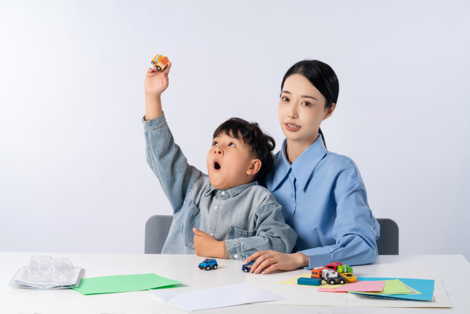 举手的顽皮可爱小男孩图