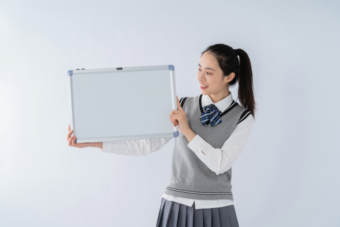 歪着头的马尾女生高清图