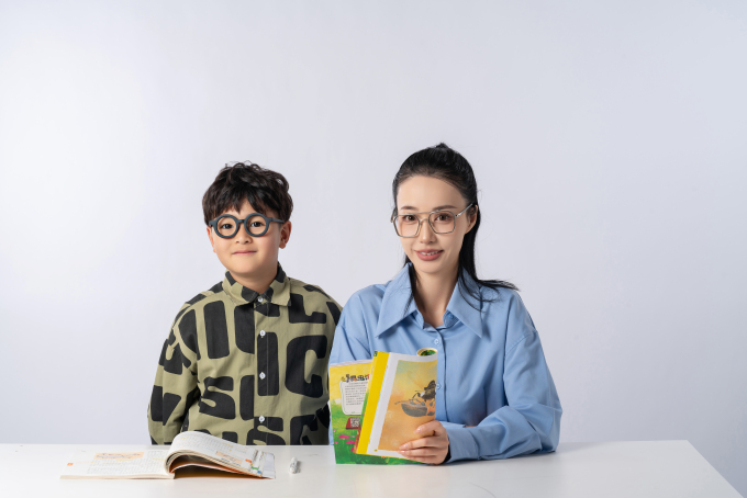 戴眼镜的小男孩和妈妈一块学习高清图