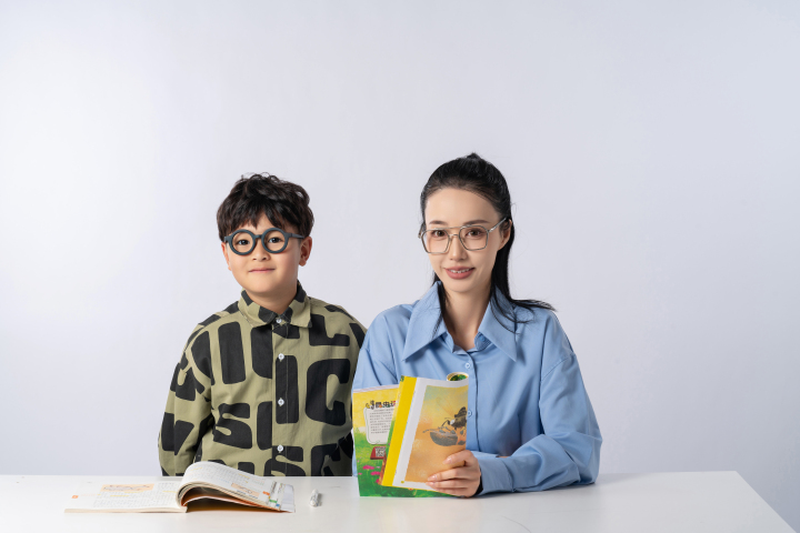 戴眼镜的小男孩和妈妈一块学习高清图版权图片下载