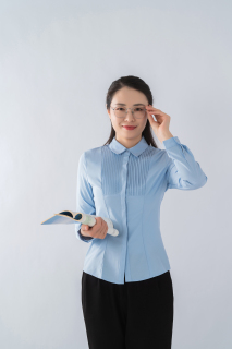 扶眼镜的睿智老师实拍图