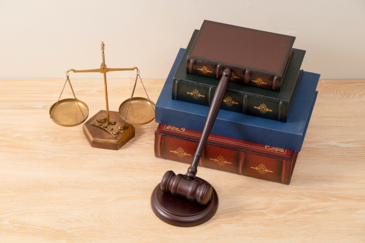 书桌上的法律知识书籍高清图版权图片下载