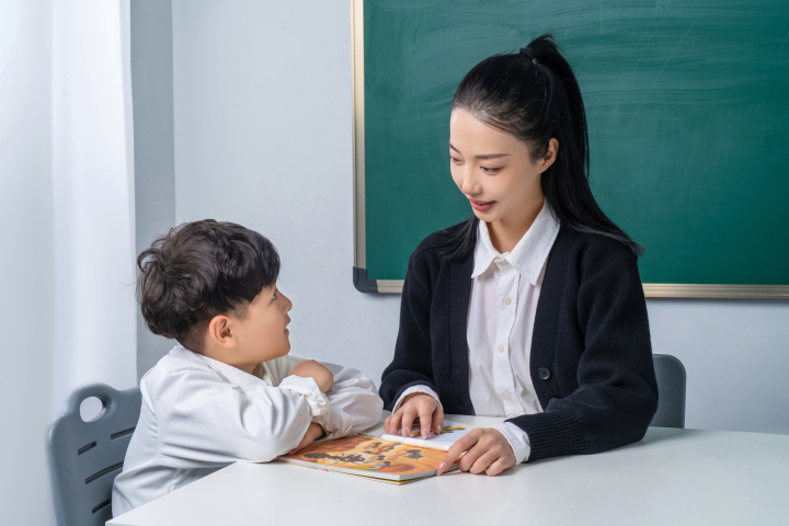 学霸和老师谈话高清图版权图片下载