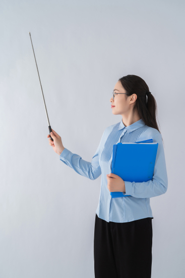 亲和力专业的女老师实拍图