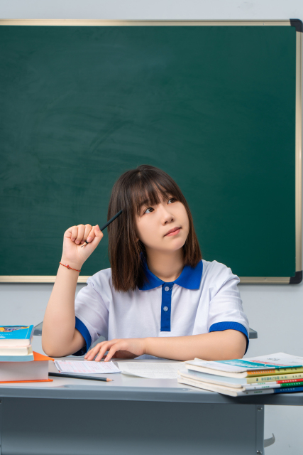 疑惑的女同学高清图