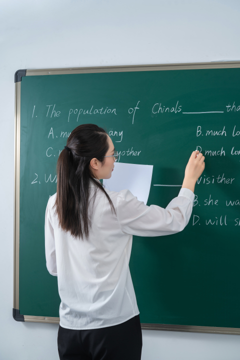 专注教学女教师上课实拍图 版权图片下载