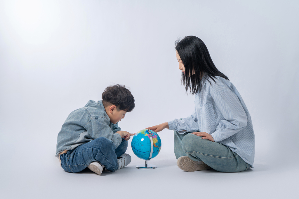 研究地理的母子两个高清图版权图片下载