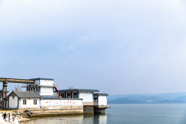 白色湖边的小屋图版权图片下载