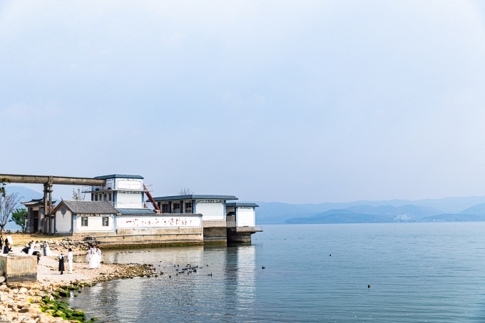 洱海边的小房子图片