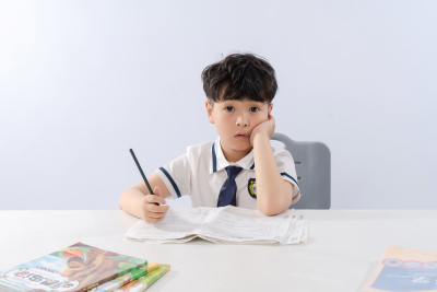 不认真学习的小男生实拍图