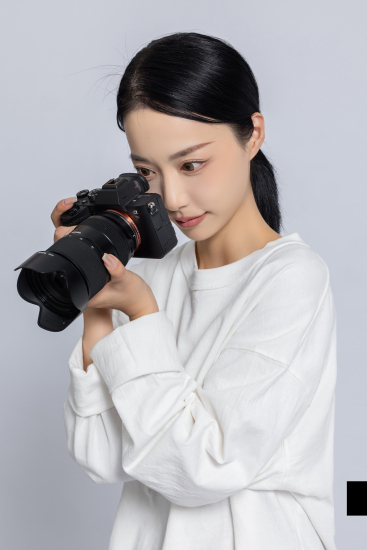 正在认真工作的摄影师实拍图