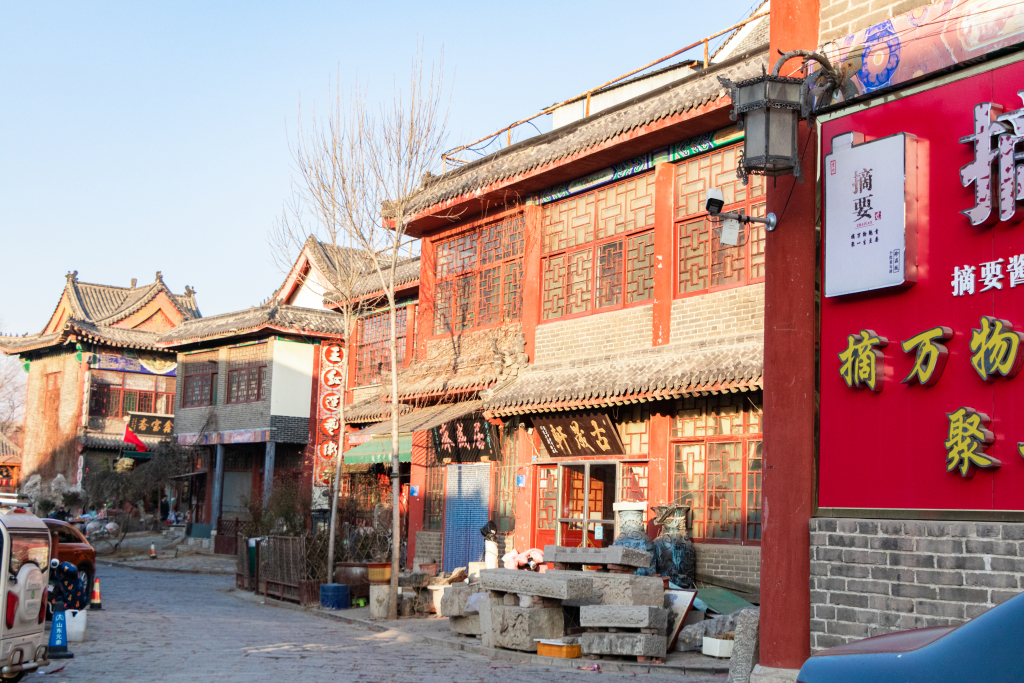 旅游吃喝玩乐一条街实拍图版权图片下载