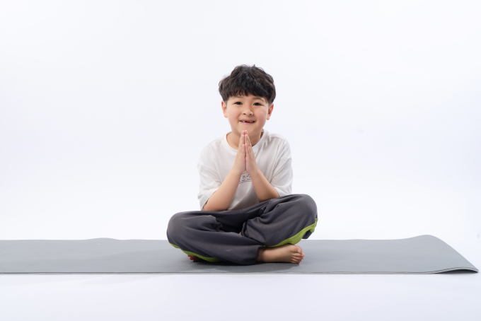 做锻炼的小学生实拍图